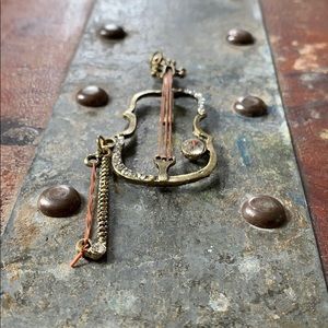 Violin pendant
